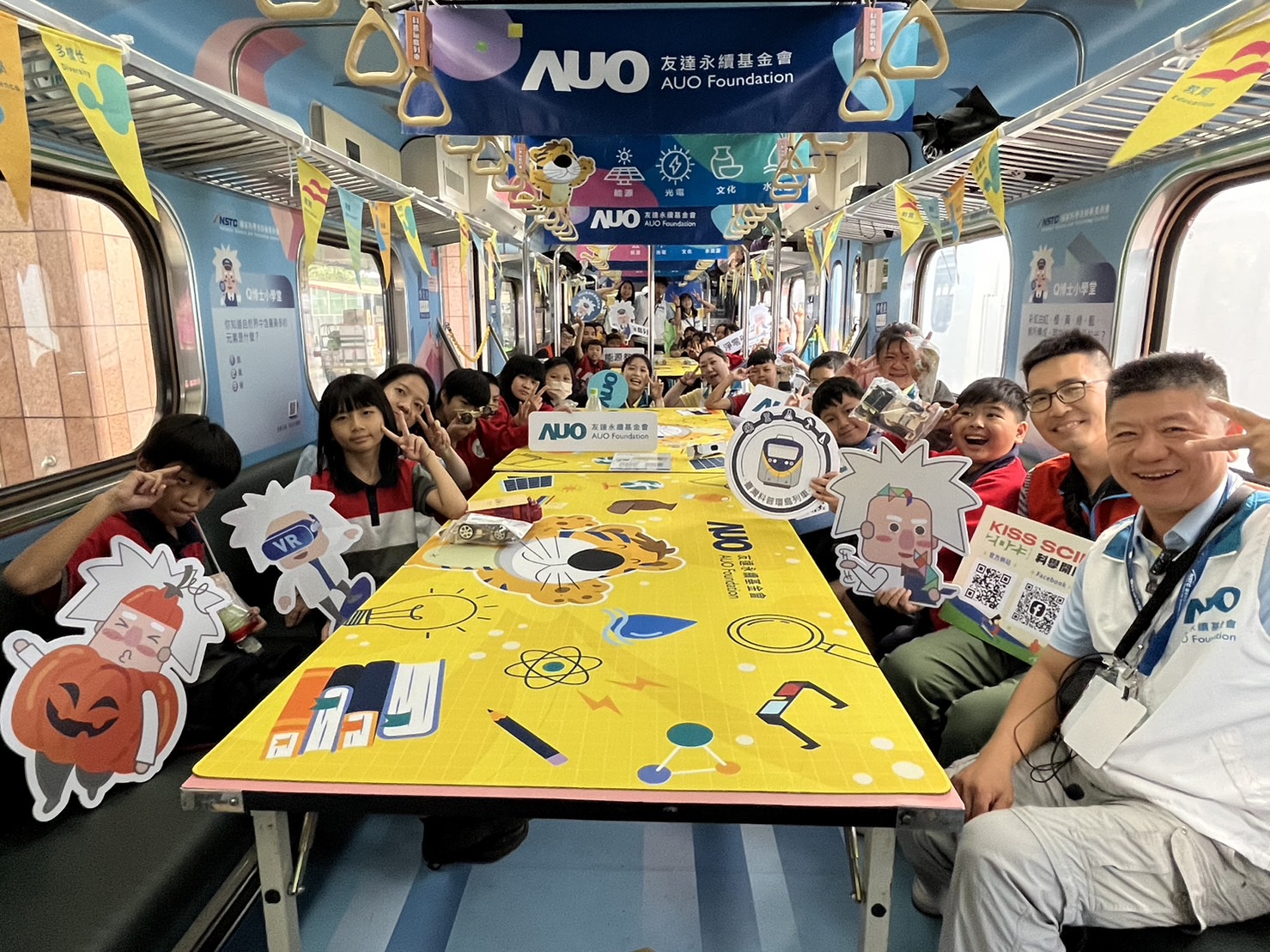 DB真人永續基金會參與「臺灣科普環島列車」，設計基礎科學車廂課程，以「淨零碳排和永續能源」為主題，讓學生透過創意實驗認識淨零知識，以及思考生活中的減碳行為